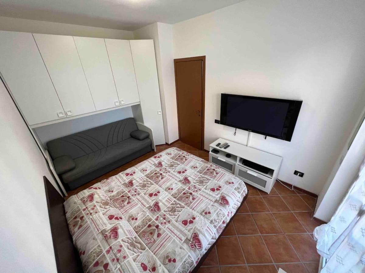 Piccolo Monolocale Confortevole Vicino A Milano Cormano Buitenkant foto