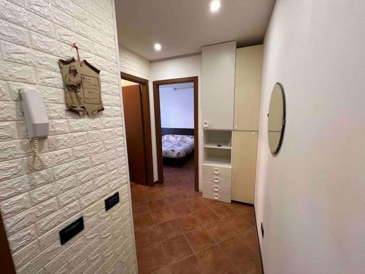 Piccolo Monolocale Confortevole Vicino A Milano Cormano Buitenkant foto